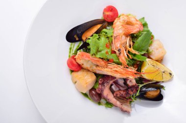 Deniz ürünleri ve domates ve bir ikili izole soslar, salata