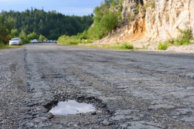 Asfalt, kötü yol, araba ile hareket riskini delik