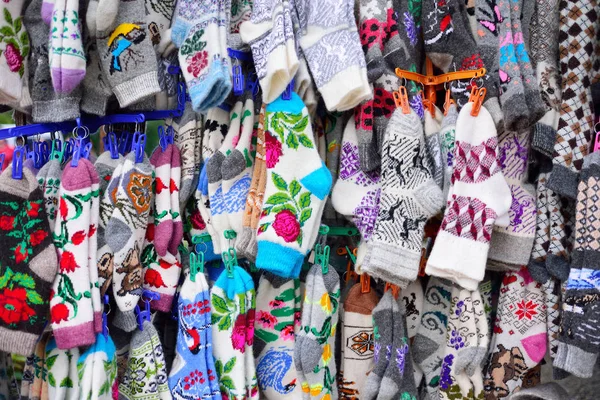 Calcetines coloridos Mercado de Navidad. El mercado es el comercio anual —  Fotos de Stock