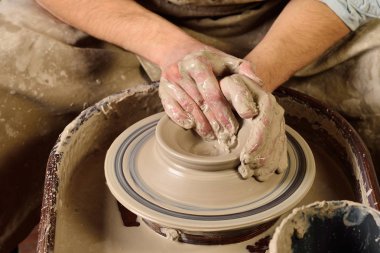 Bir kavanoz ya da vazo oluşturma. Ana sakat. Adam kil sürahi yapma eller.