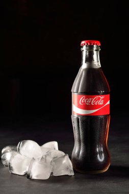 Rostov-On-Don, Rusya-Mart, 2016: Bir bardak buz Cok şişe