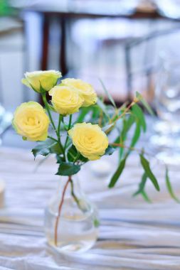 Düğün. Ziyafet. Sandalye ve masa Konuklar, dekore edilmiş zekâ için