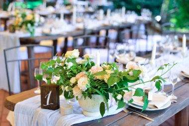 Düğün. Ziyafet. Sandalye ve masa Konuklar, dekore edilmiş zekâ için