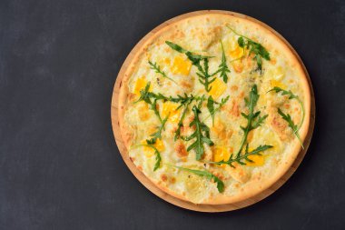 op görünümü lezzetli İtalyan pizza, düz koyu arka plan üzerinde yatıyordu