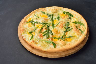 Üstten Görünüm lezzetli İtalyan pizza koyu arka plan üzerinde