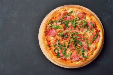 Tuzları ve roka ile kopya alanı tebeşir gemide pizza,