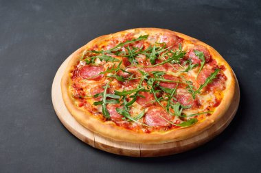 Tuzları ve roka ile kopya alanı tebeşir gemide pizza