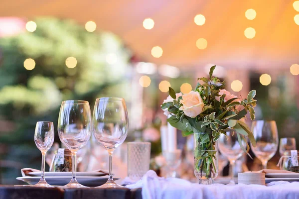 Casamento. Banquete. As cadeiras e mesa para os hóspedes, decorado sagacidade — Fotografia de Stock