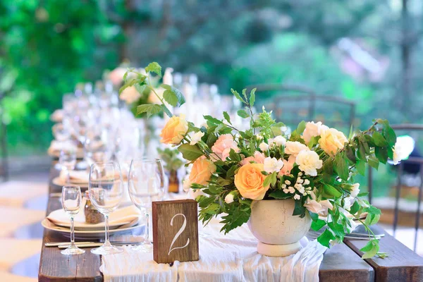 Весілля. Банкет. Стільці і стіл для гостей, прикрашені відьмою — стокове фото