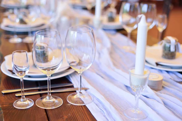 Bruiloft. Feestzaal. Tabel voor gasten, versierd met kaarsen, serv — Stockfoto