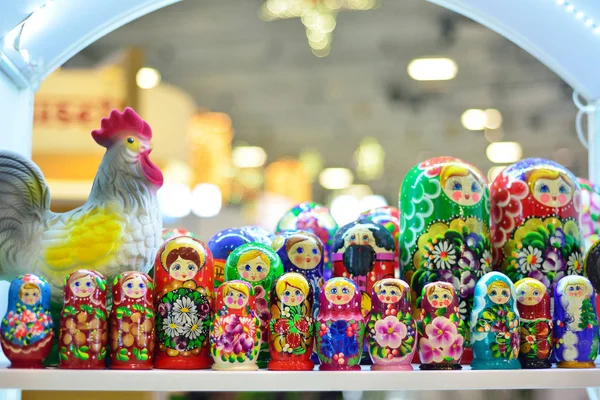 Русские традиционные сувениры, вложенные куклы. Матрешка — стоковое фото