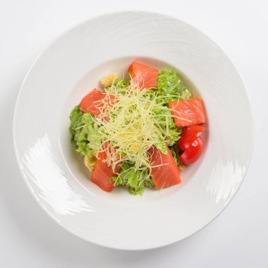 Sezar salatası somon füme. Beyaz arka plan, menü kavramı.