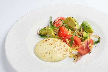 Kızarmış suluguni domates ve avokado. Beyaz arka plan, menü