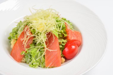 Sezar salatası somon füme. Beyaz arka plan, menü kavramı.