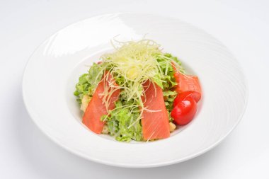 Sezar salatası somon füme. Beyaz arka plan, menü kavramı.