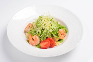 Kaplan karides ile Sezar salatası. Beyaz arka plan, menü kavramı.