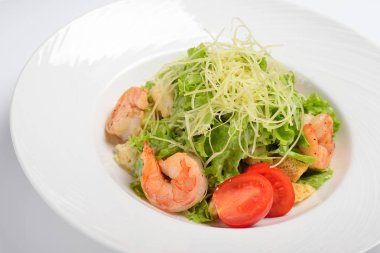 Kaplan karides ile Sezar salatası. Beyaz arka plan, menü kavramı.