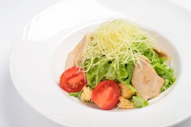 Sezar salatası tavuk fileto. Beyaz arka plan, menü kavramı