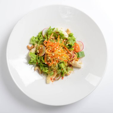 Kalamar, sebze üzüm soslu sıcak salata. Beyaz backgr