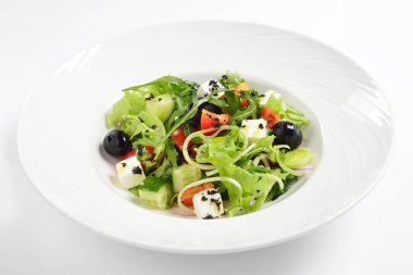 Taze Yunan salatası, beyaz arka plan
