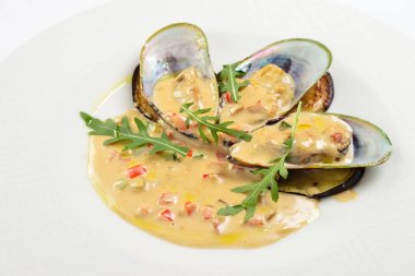 Pişmiş midye, istiridye soslu patlıcan ile.
