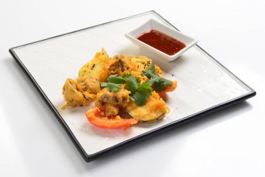 Pişmiş sebze meyilli. Beyaz arka plan, menü kavramı.