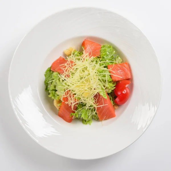 Sezar salatası somon füme. Beyaz arka plan, menü kavramı.