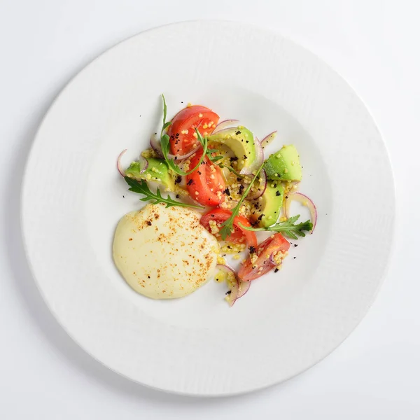 Gebratene suluguni mit Tomaten und Avocado. weißer Hintergrund, Menü — Stockfoto