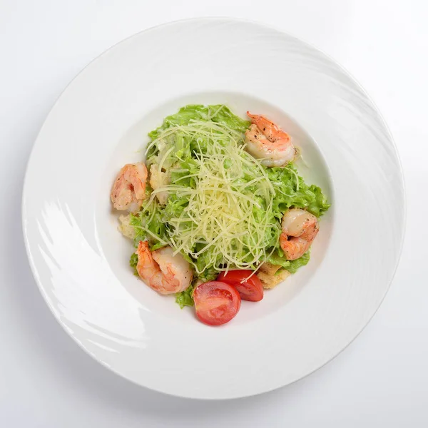Salada Caesar com camarões tigre. Fundo branco, conceito de menu . — Fotografia de Stock