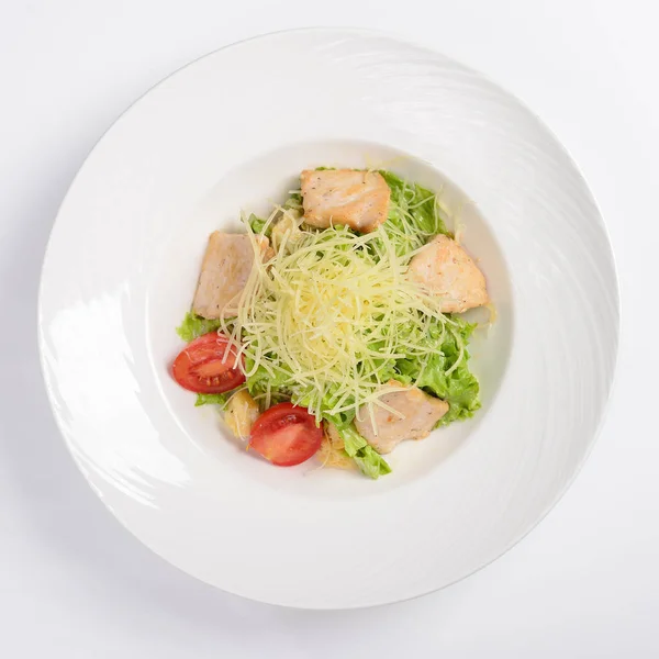 Salada Caesar com filé de galinha. Fundo branco, conceito de menu — Fotografia de Stock