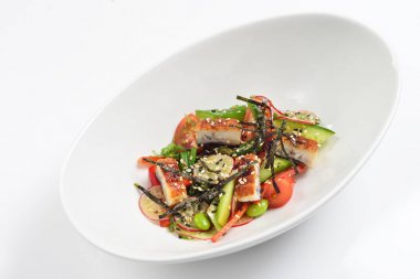 Füme yılan balığı, chukka ve taze salatalık ile yaratıcı salata.