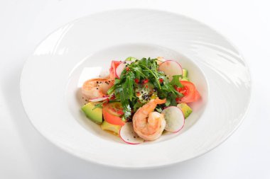 Yaratıcı kaplan karides, domates, avokado ve Roka Salatası