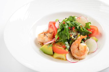 Yaratıcı kaplan karides, domates, avokado ve Roka Salatası