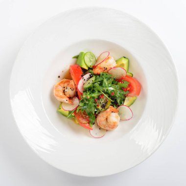 Yaratıcı kaplan karides, domates, avokado ve Roka Salatası