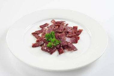 Sarsıntılı. Sucuk. Bira için snack. Beyaz arka plan üzerinde menü kavramı.