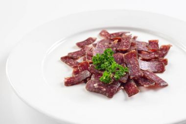 Sarsıntılı. Sucuk. Bira için snack. Beyaz arka plan üzerinde menü kavramı.