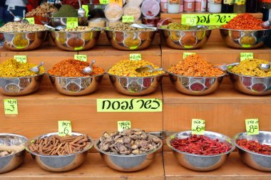 Baharat Mahane Yehuda Market Kudüs'te. Tabletler üzerinde yazan vardır