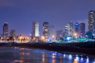 Tel Aviv, İsrail - Nisan, 2017: gökdelenler görünümünü akşam 