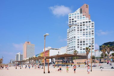 Tel Aviv, İsrail - Nisan, 2017: Tel Aviv plaj bazı ile onun 