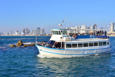 Tel Aviv, İsrail - Nisan, 2017: tekne turist T ile zevk