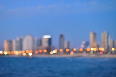 Bulanık şehir ışıkları suda yansıyan bokeh etkisi ile