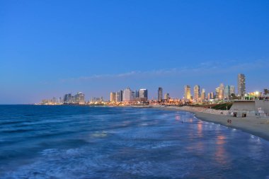 Tel Aviv, İsrail - Nisan, 2017: gökdelenler görünümünü akşam 
