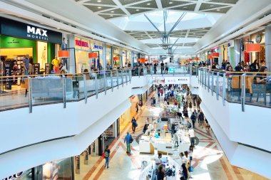 Tel Aviv, İsrail-Nisan, 2017: İnsanlar alışveriş merkezinde ziyaret 