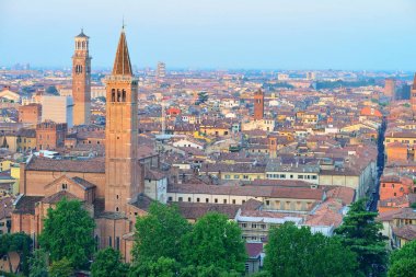 Verona. Verona, İtalya görüntüsünü yaz gündoğumu sırasında. Ünlü