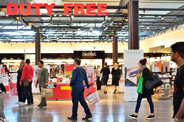 Istanbul, Türkiye - Nisan, 2017: Duty Free mağazasında Istanbul, Turk