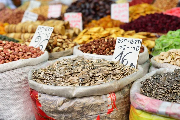 Jerusalem, İsrail - Nisan 2017 büyük çuval baharat ve tohumlar, 