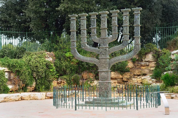 JERUSALEM, ISRAEL - ABRIL, 2017: A escultura Menorah do Knesset — Fotografia de Stock
