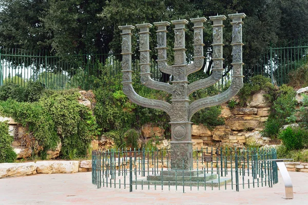 Jerusalem, İsrail - Nisan, 2017: Knesset'ın Yedi Kollu Şamdan heykel