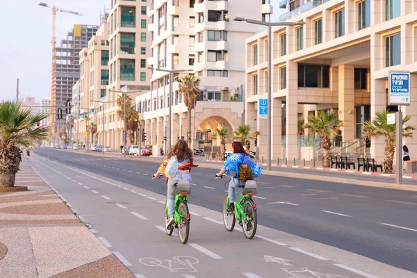 Tel Aviv, İsrail - Nisan, 2017: Herbert Samuel st. Bisiklet parça ve — Stok fotoğraf