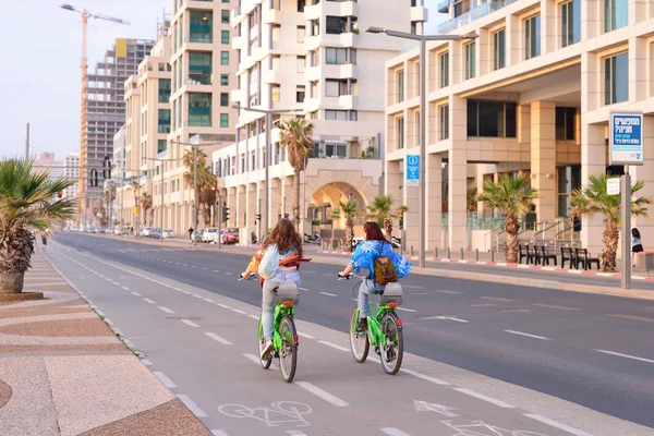 TEL AVIV, ISRAEL- APRIL, 2017: Herbert Samuel st. bike track and — Stock Photo, Image